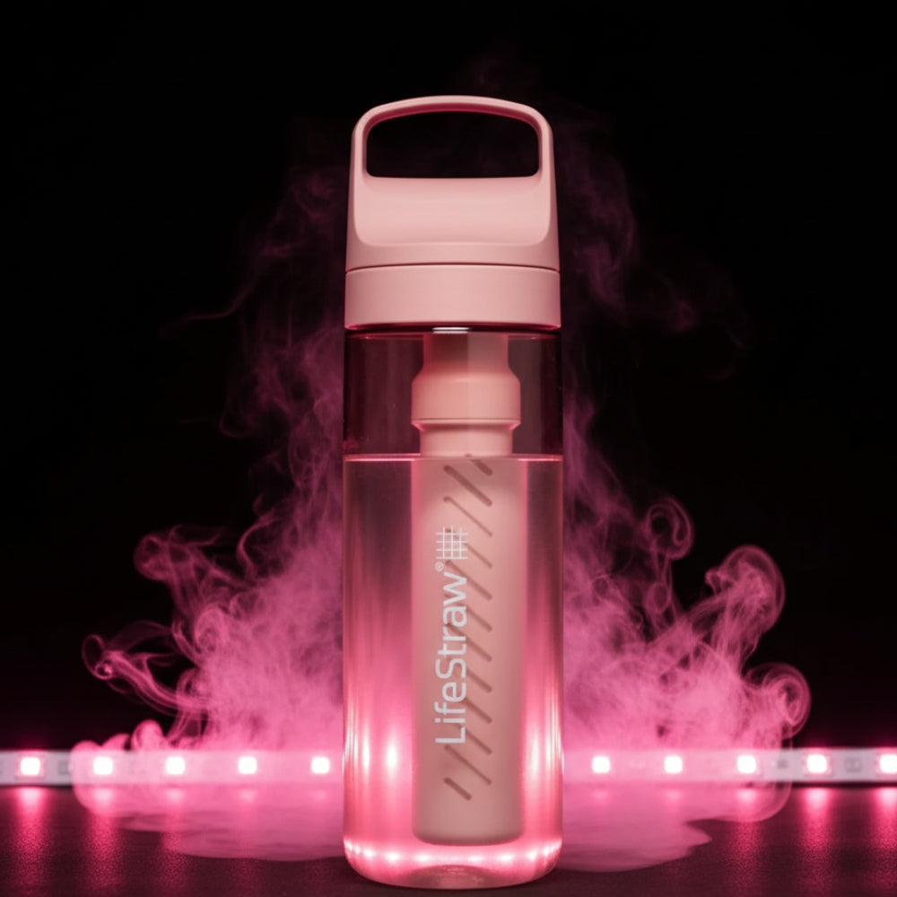 Lichtroze Cherry Blossom LifeStraw Go Series drinkfles met waterfilter.