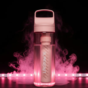 Lichtroze Cherry Blossom LifeStraw Go Series drinkfles met waterfilter.