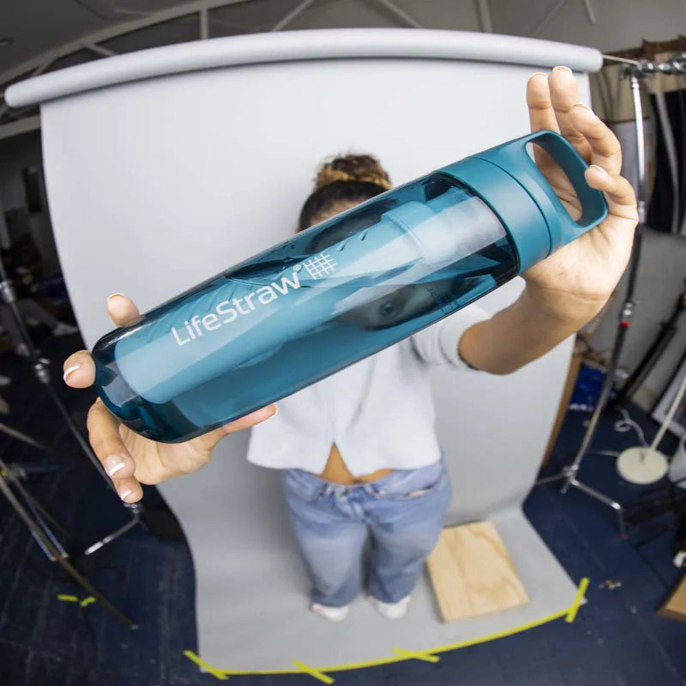 Blauwgroene Laguna Teal LifeStraw Go 2.0 drinkwater filterfles met draagclip.