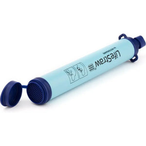 Man drinkt veilig uit een natuurlijke waterbron met het LifeStraw Personal filter.