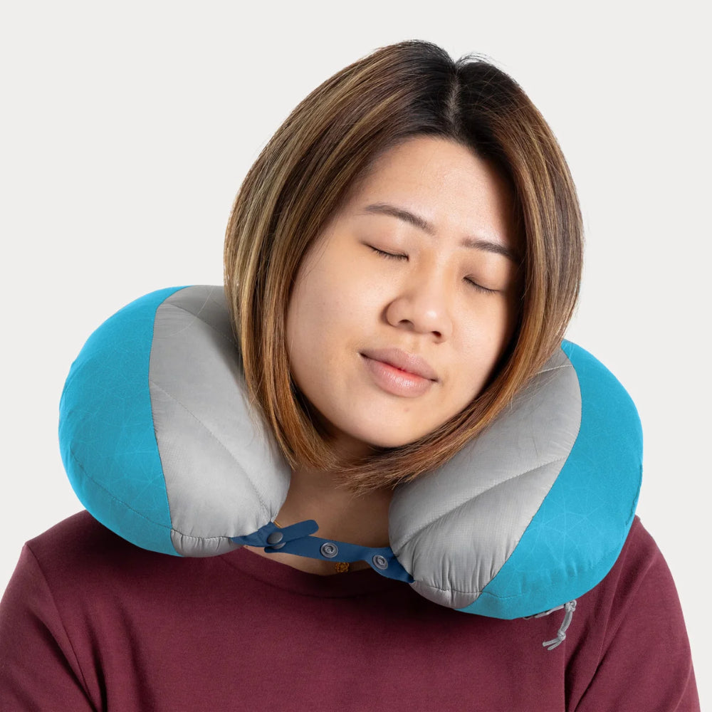 Sea to Summit Aeros Down Travel Pillow ondersteunt het hoofd rechtop in een autostoel